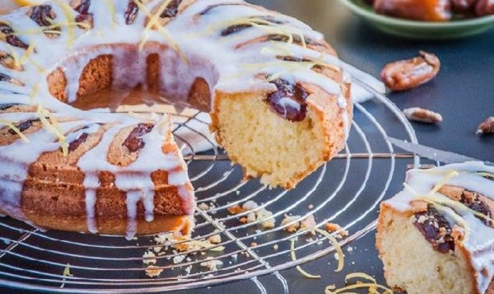 Лимонный кекс на манке с финиками и глазурью из йогурта.