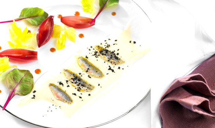 Жареная барабулька и лук со вкусом винограда «изабелла»