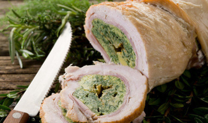 Мясные рулеты с начинкой из сыра и соуса песто