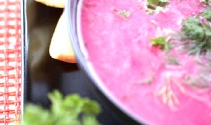 Свекольно-яблочный борщ со сметаной и фетой