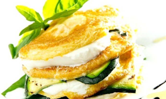 Пирамида из омлета и моцареллы