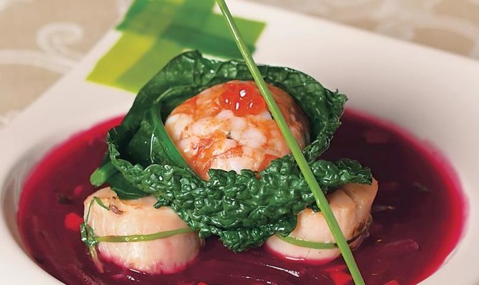 Борщ с морскими гребешками и креветочным мешочком Сюрприз, обернутым в черную капусту