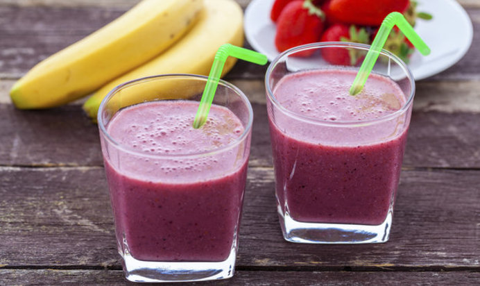 Банановый смузи с имбирем и ягодами