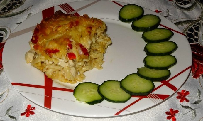 Запеканка из макарон и куриной грудкой под сыром