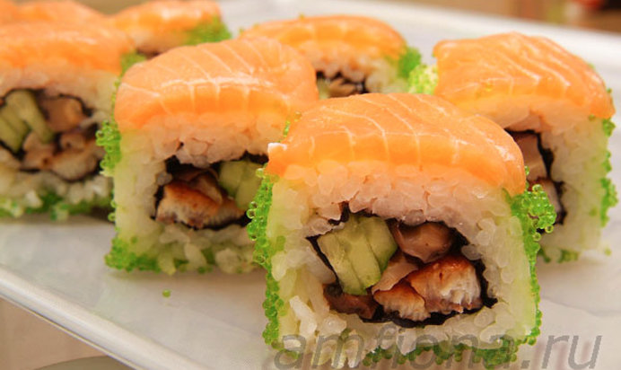 Ролл с лососем, угрём и шиитаке