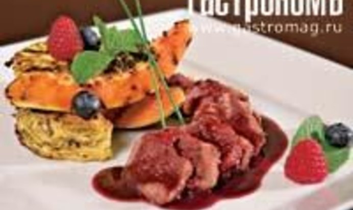 Косуля с папайей и омлетом из древесных грибов под соусом из лесных ягод