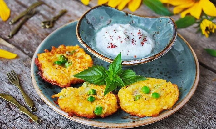 Овощные оладьи из топинамбура с сыром и горошком