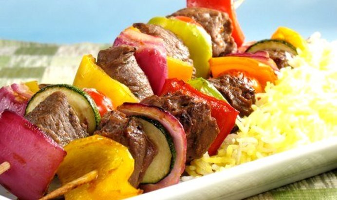 Говяжьи шашлыки на гриле с зелеными перцами и цукини