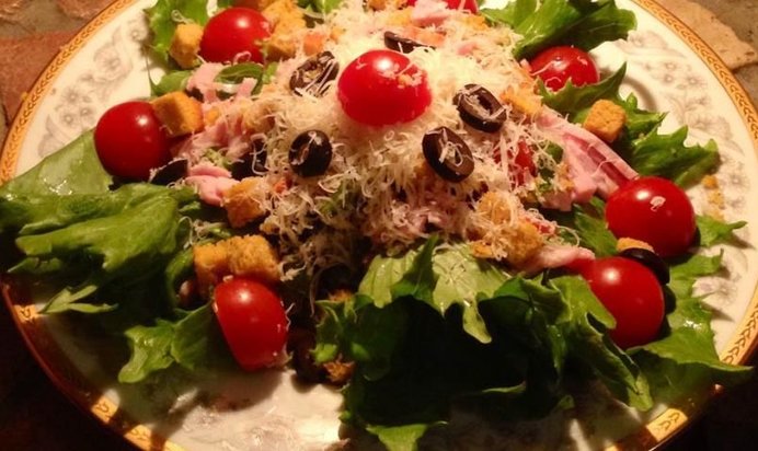 Салат Цезарь Бесхитростный