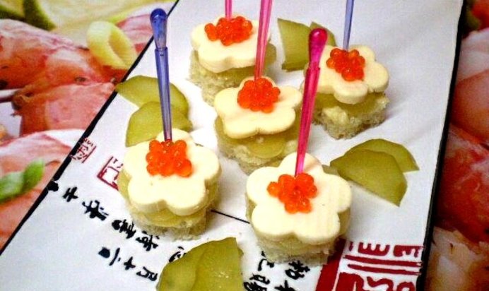 Мини бутербродики с копченым сыром