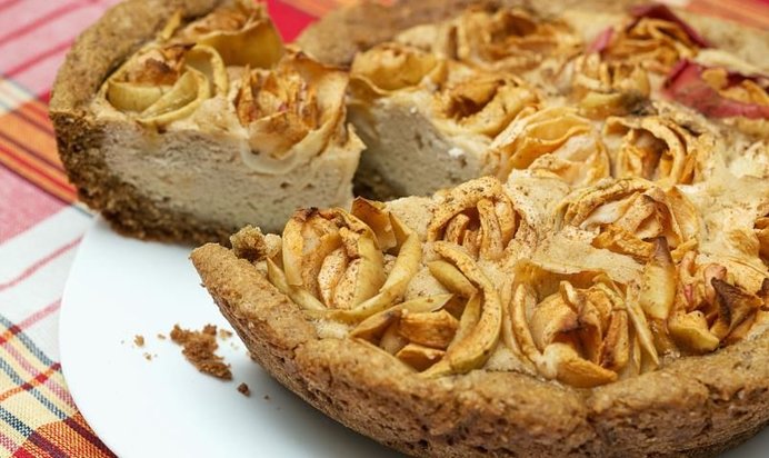 Шарлотка с «розами» и корицей