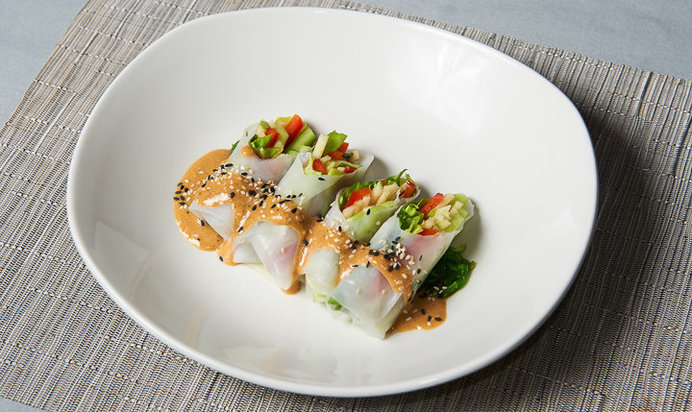 Спринг-роллы с овощами и соусом