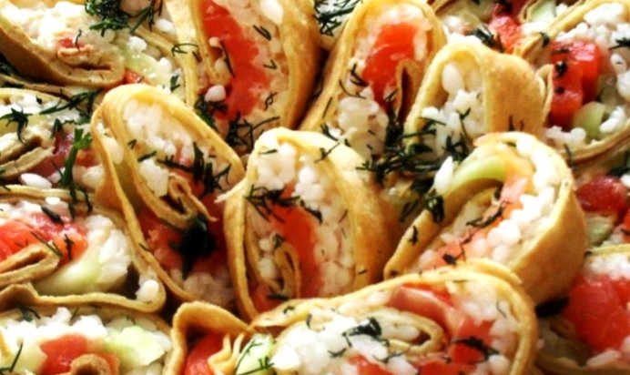 Роллы из блинов со сливочным сыром, семгой и авокадо