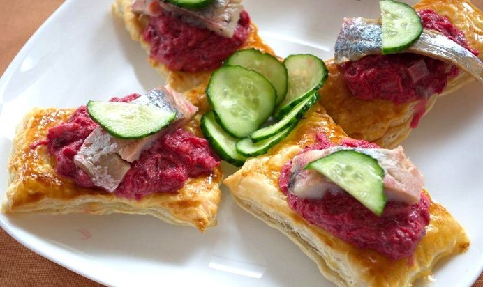 Тосты с сельдью и свеклой