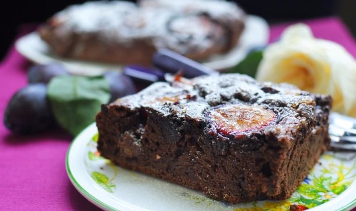 Шоколадная шарлотка со сливой