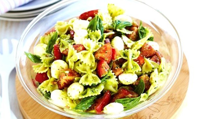 Салат-паста с помидорами, моцареллой и песто