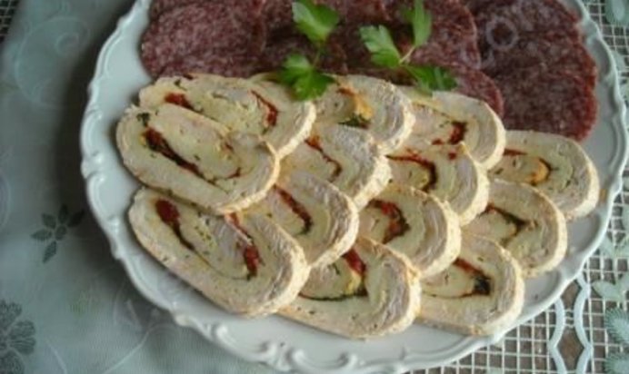 Рулет из куриного филе с омлетом