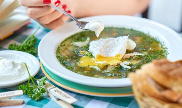 Зеленые щи с яйцом-пашот