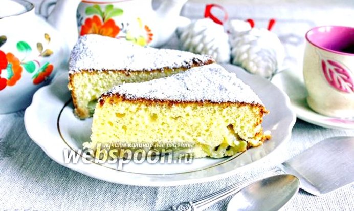 Шарлотка с лимоном, изюмом и бананами