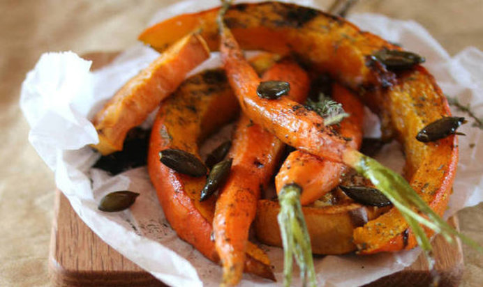 Печеные оранжевые овощи с изюмом и тыквенными семечками