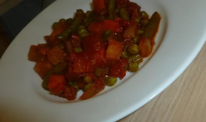 Овощное рагу с репой, горошком и имбирным соусом