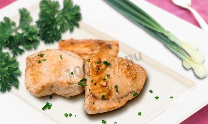 Рыба-меч с луком и белым вином