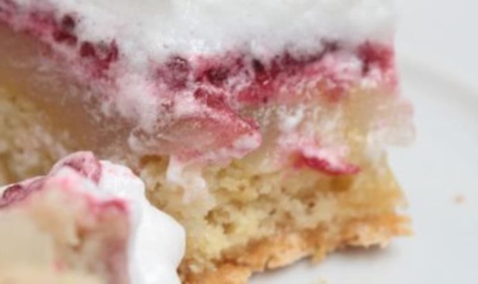 Грушевая шарлотка с меренгой и брусникой