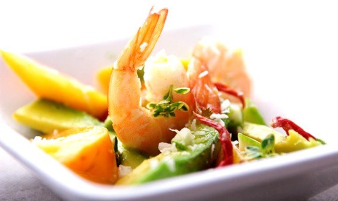 Салат с креветками, манго и орехами макадамия