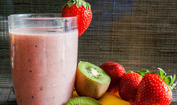 Смузи из киви, клубники и банана