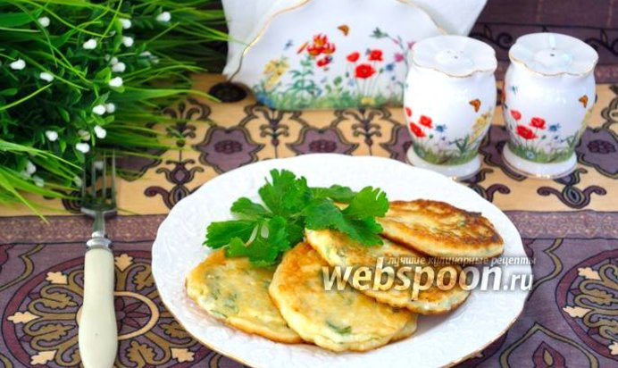 Оладьи из брынзы с зеленью и сметаной