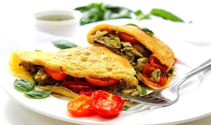 Омлет с курицей и помидорами