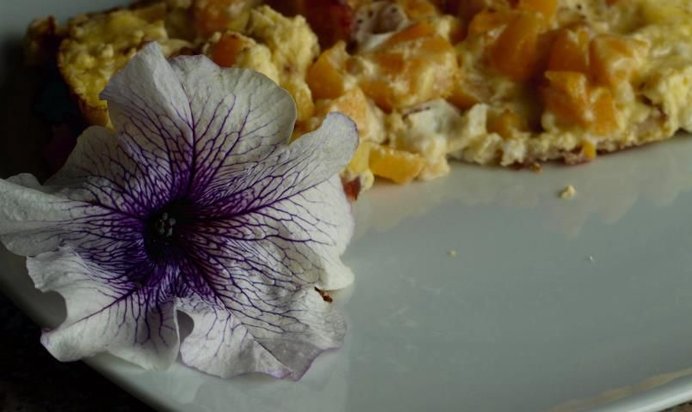 Омлет с беконом и абрикосами