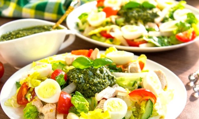 Салат с индейкой, дайконом и песто