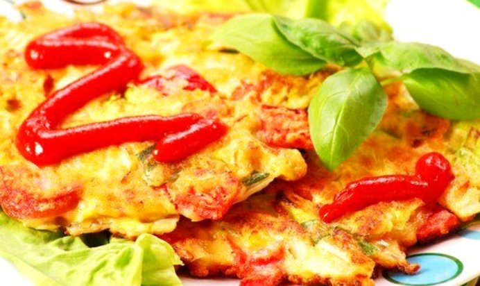 Пикантный омлет с перцем, сыром грюйер и луковым соусом