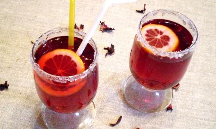 Алкогольный коктейль с суданской розой