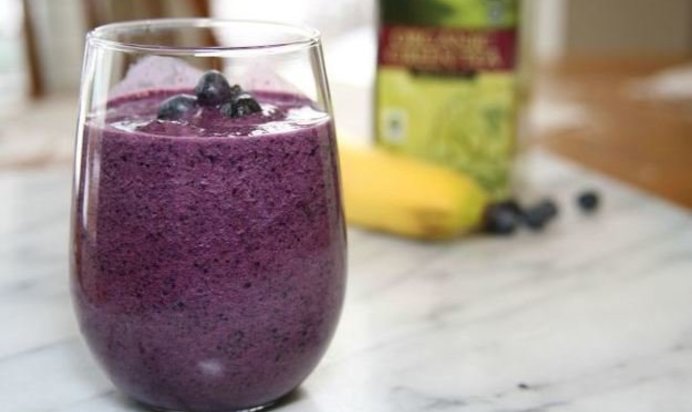 Смузи с зеленым чаем, черникой и бананом