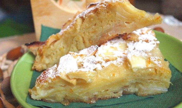 Шарлотка с яблоками с коньяком