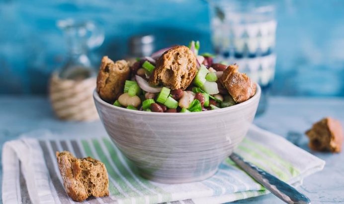 Постный салат с фасолью