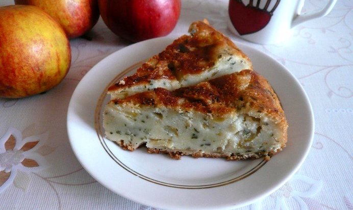 Шарлотка с яблоками и мятой