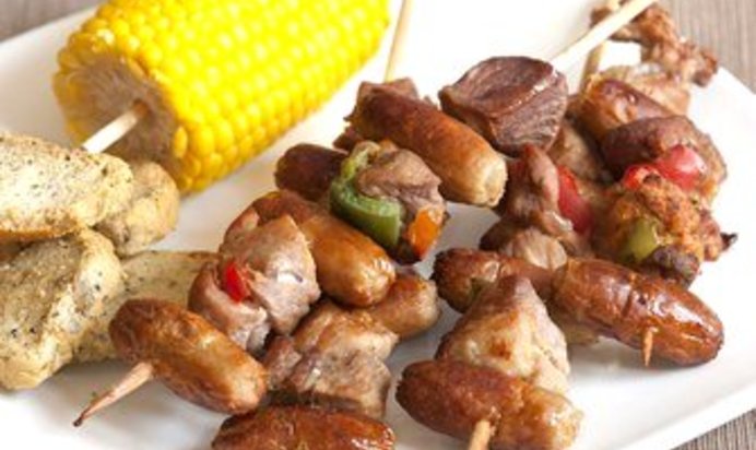 Свиные шашлыки с чоризо и луком