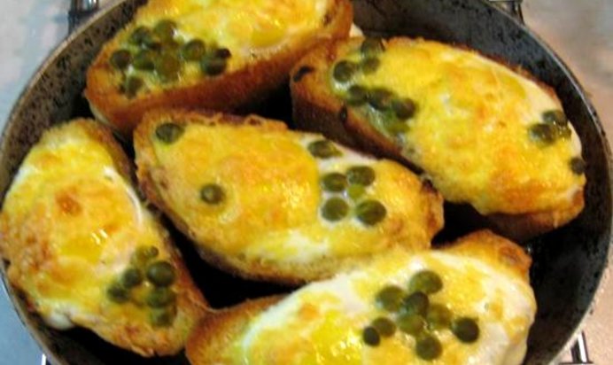 Яйца в гнёздах