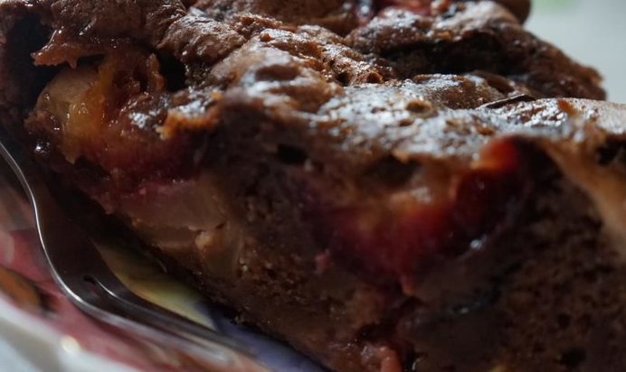 Шоколадная шарлотка с яблоками, сливами и творогом