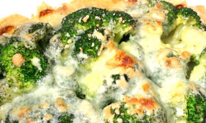 Запеканка из куриного фарша с капустой брокколи, яйцами и сыром