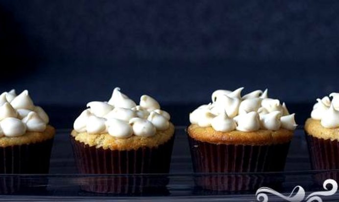 Маффины с персиками и сливочной глазурью