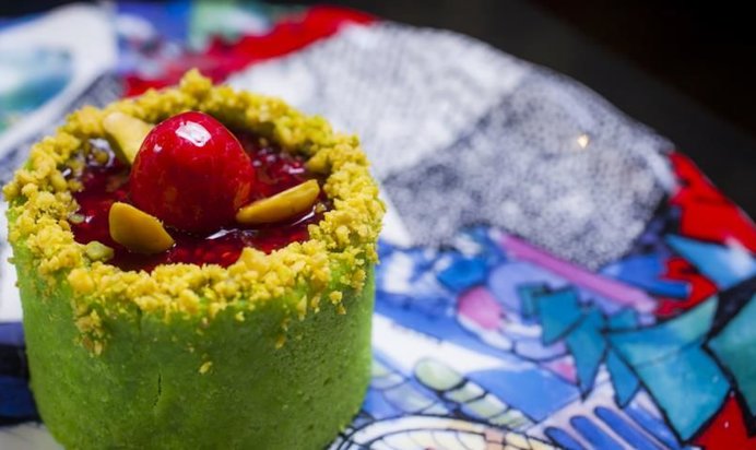 Пирожное малина-фисташка