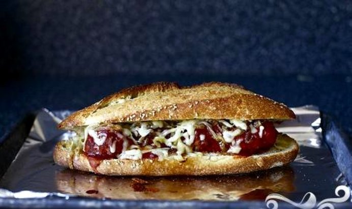 Сэндвичи с фрикадельками, сыром и луком