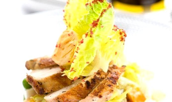 Салат оливье от шеф-повара ресторана «Большой» с филе цыпленка на гриле