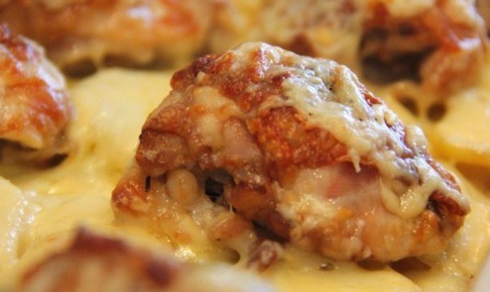 Сногсшибательная курица, запеченная с картошкой и сыром