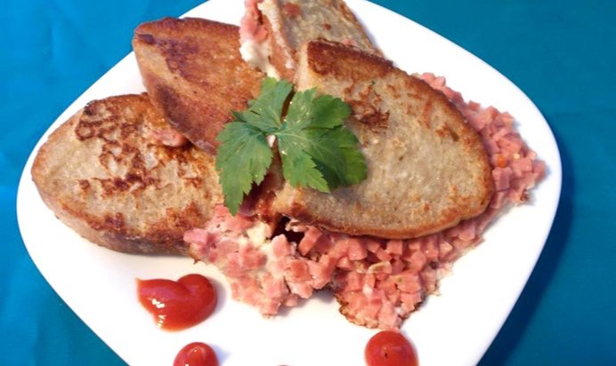 Яичные гренки с колбасой