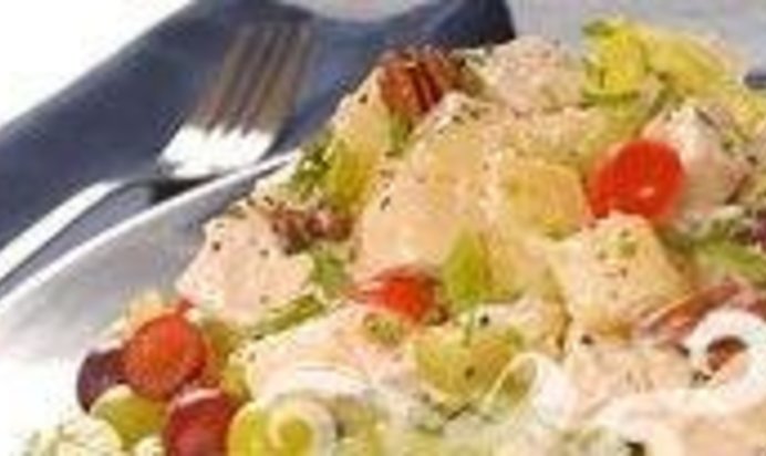 Куриный салат с виноградом, орехами и каперсами